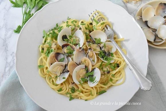 Spaghetti z małżami w białym sosie winnym