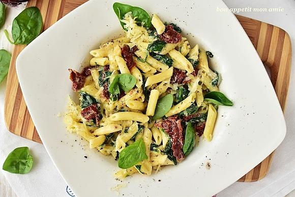 Penne z suszonymi pomidorami i szpinakiem