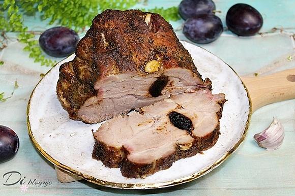 Karkówka pieczona ze śliwkami