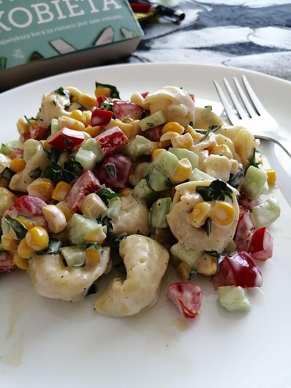 Najlepsza sałatka z tortellini i warzywami