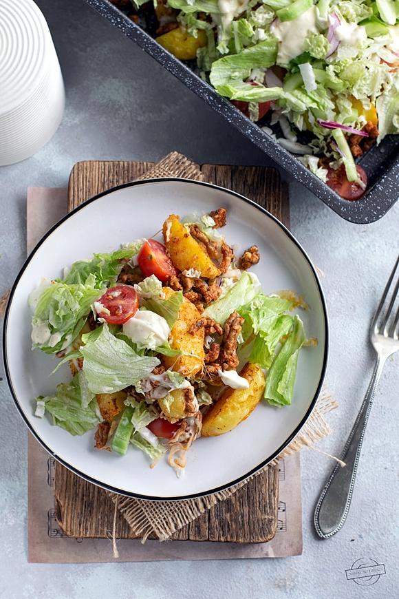 Kapsalon z mięsem mielonym i pieczonymi ziemniakami