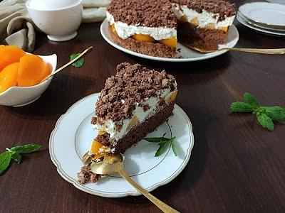 Biszkopt z brzoskwiniami i kremem mascarpone