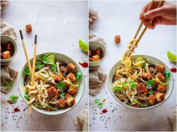Makaron udon z panierowanym tofu