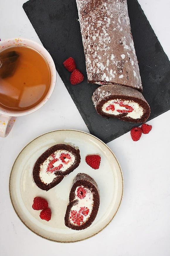 Czekoladowa rolada z mascarpone i malinami