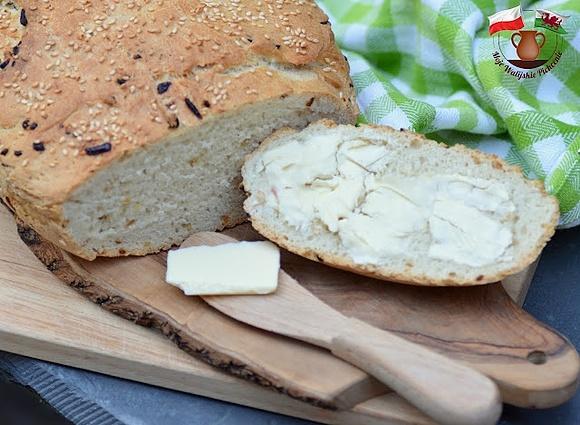 Prosty chleb z garnka ze smażoną cebulką