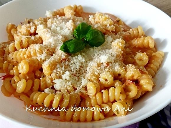 Makaron z sosem z pieczonych pomidorów i mascarpone