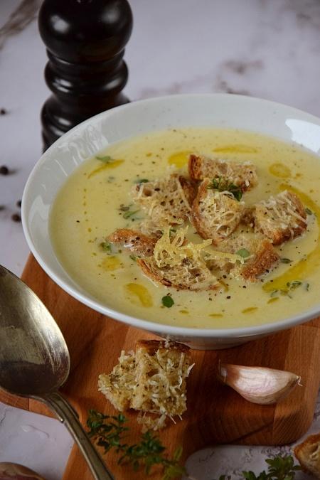 Zupa z pieczonego czosnku