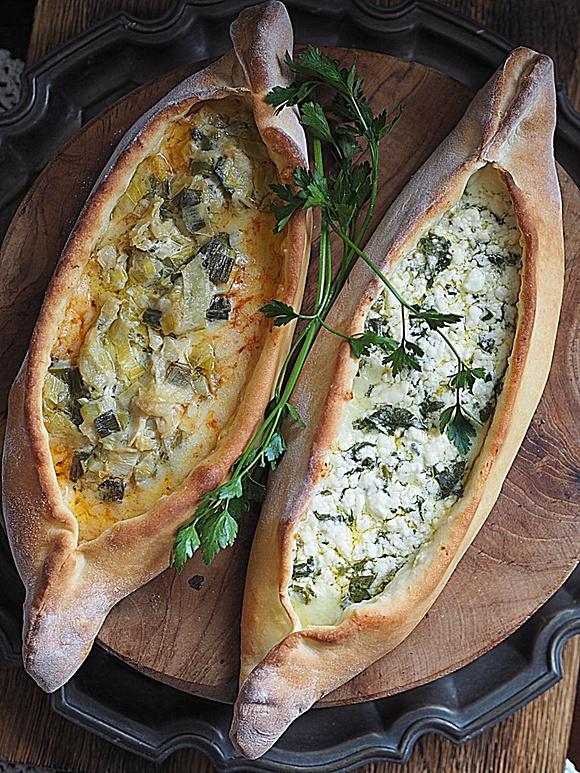 Pide z fetą, szpinakiem, porem i pecorino