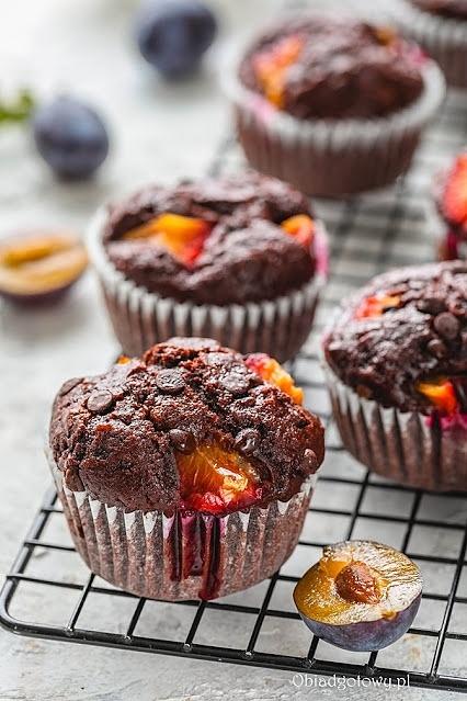 Czekoladowe muffiny ze śliwkami i czekoladą