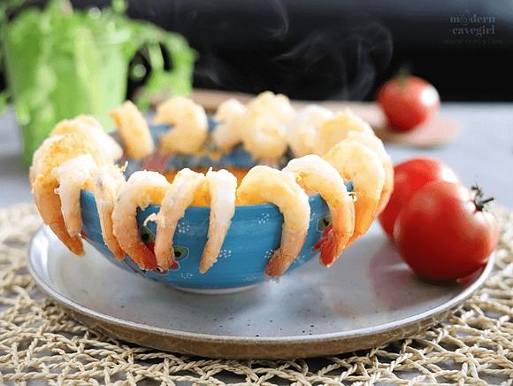 Keto krewetki z ostrym dipem pomidorowym
