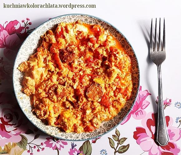 Jajecznica z chorizo i pomidorami malinowymi