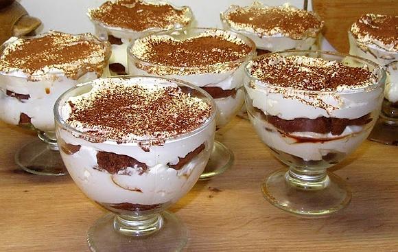 Kremowy deser tiramisu w pucharkach