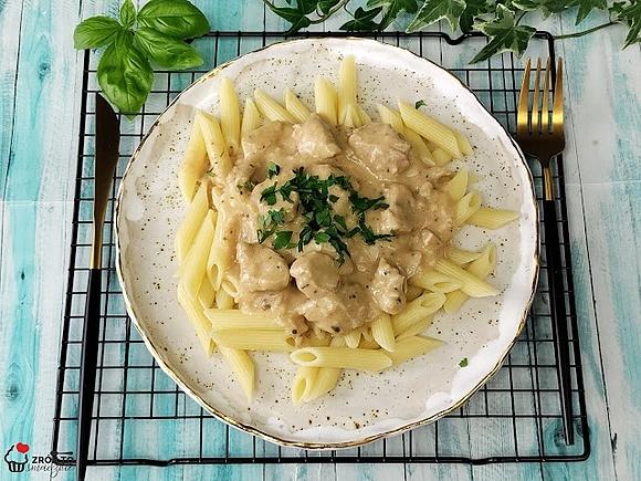 Makaron z kurczakiem w sosie musztardowym