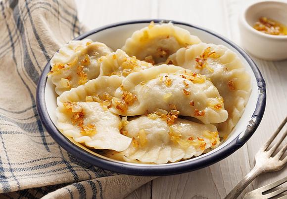 Pierogi z ziemniakami, kiszoną kapustą i boczkiem