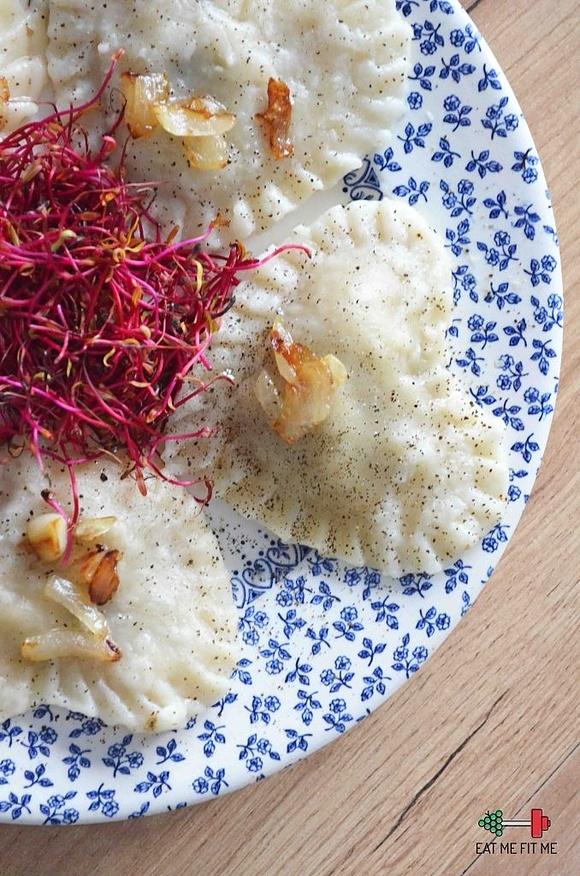 Domowe pierogi z grzybami i prażoną cebulką