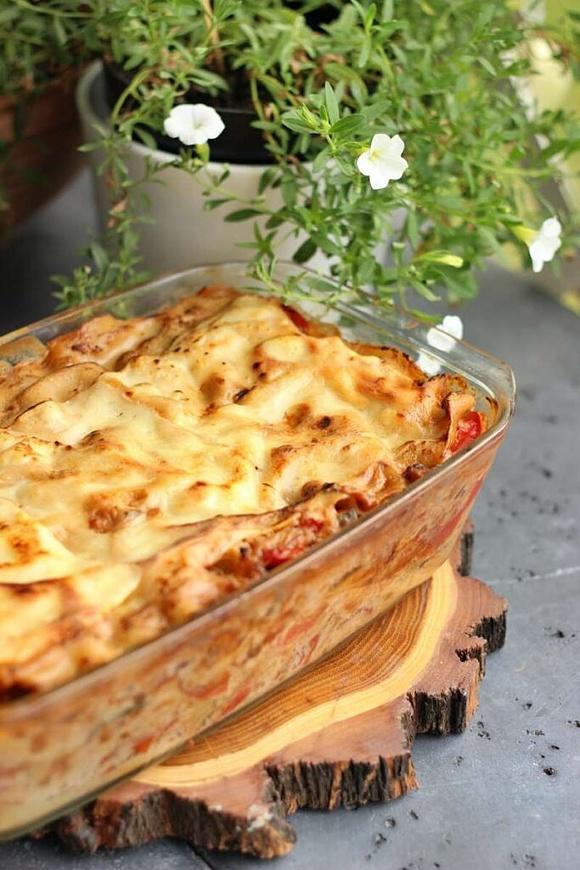 Lasagne z warzywami i sosem pomidorowo-beszamelowym