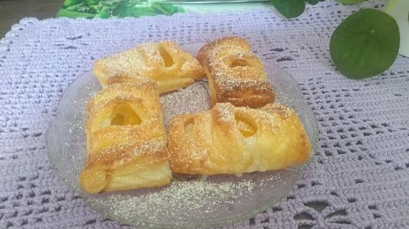 Francuskie ciastka z budyniem i brzoskwiniami