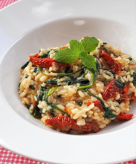 Risotto ze szpinakiem i suszonymi pomidorami