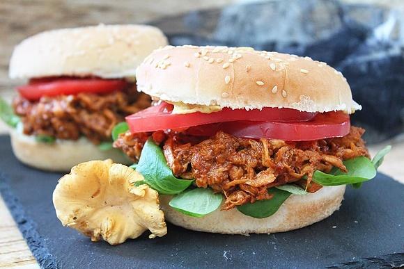 Wegański burger bbq z szarpaną grzybową 'wieprzowiną'