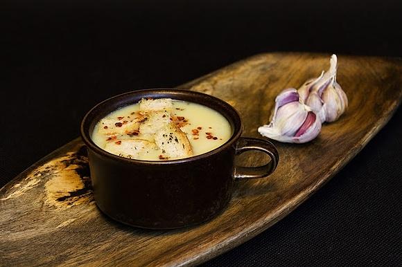 Zupa krem z pieczonego czosnku
