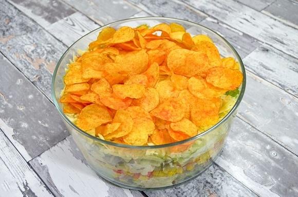 Sałatka warstwowa z chipsami na domówkę