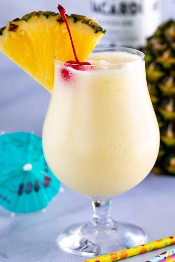 Pina colada – przepis na pysznego drinka z rumem i kokosem