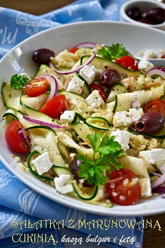 Sałatka z marynowaną cukinią, kaszą bulgur i fetą