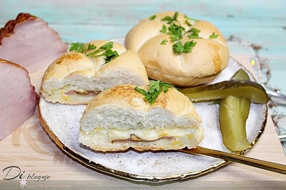 Kanapki z piekarnika z szynką, jajkiem i żółtym serem