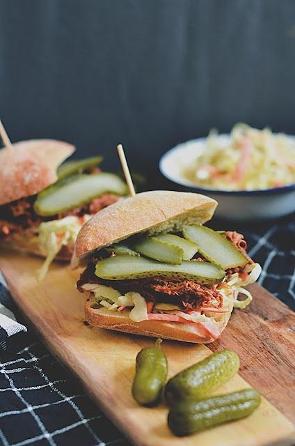 Kanapka bbq z szarpaną wieprzowiną i coleslawem