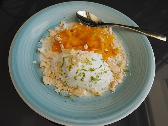 Mus z mango, kokosem i bezą