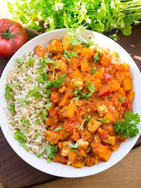 Gulasz warzywny z tofu i dynią