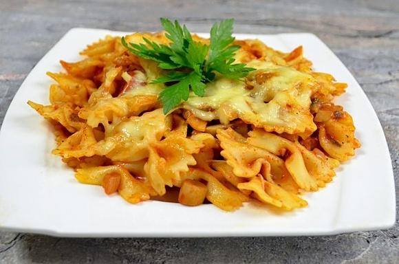 Makaron z kiełbasą i pieczarkami