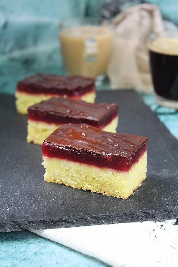 Ciasto Delicja bez jajek z galaretką i polewą czekoladową