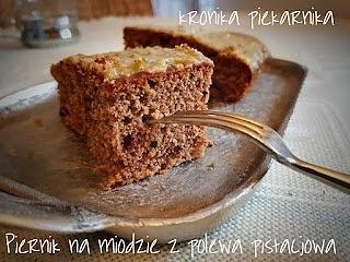 Piernik na miodzie z polewą pistacjową