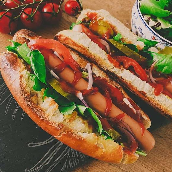 Hot dogi z domowymi bułkami
