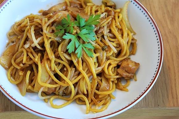 Domowe stir-fry z kurczakiem i kluskami z azjatyckiej żywności