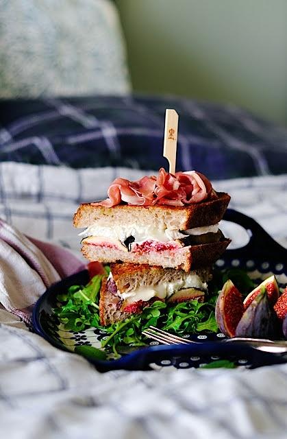 Tost z patelni z figami, kozim serem i szynką prosciutto