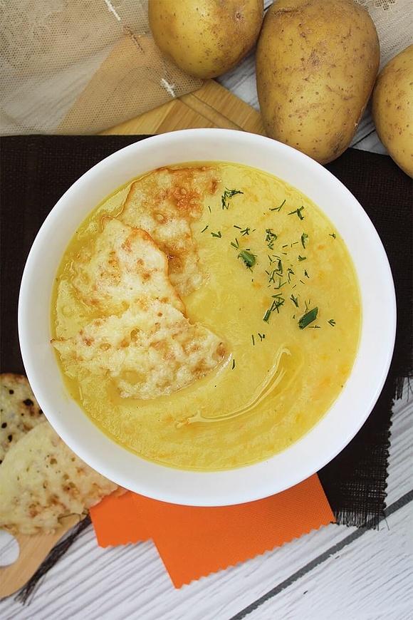 Kremowa zupa z ziemniaków z chipsami z mozzarelli