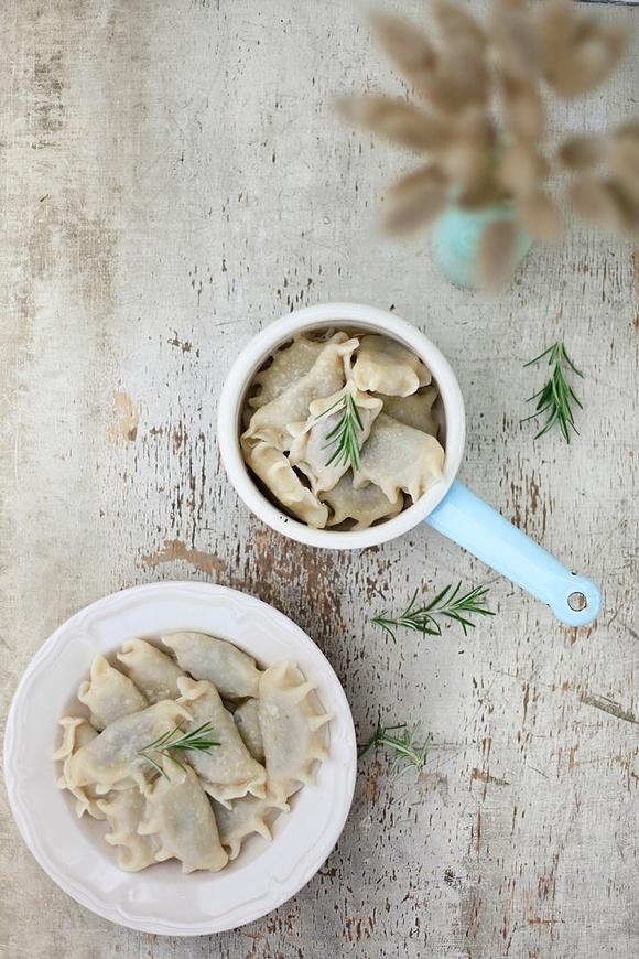 Pierogi z kaszą gryczaną i pieczarkami