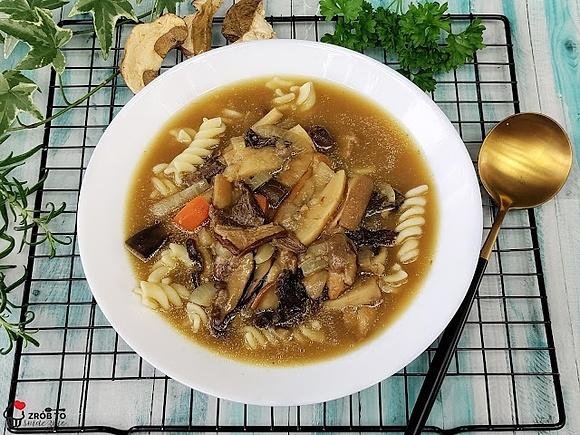 Zupa grzybowa ze świeżych grzybów i makaronem