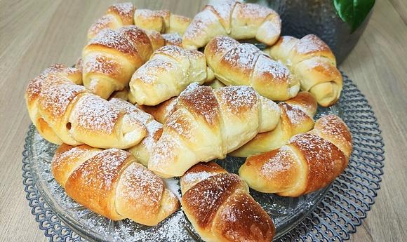 Drożdżowe rogaliki z jabłkami