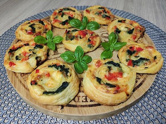 Ślimaczki z ciasta francuskiego ze szpinakiem i mozzarellą