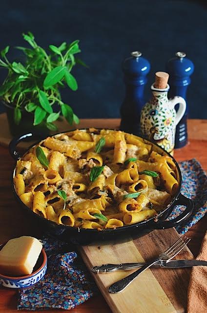 Zapiekane rigatoni z sosem dyniowym, włoską kiełbasą i grzybami