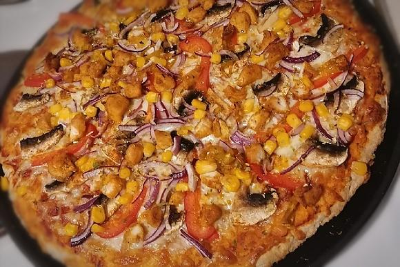 Domowa pełnoziarnista pizza wiejska