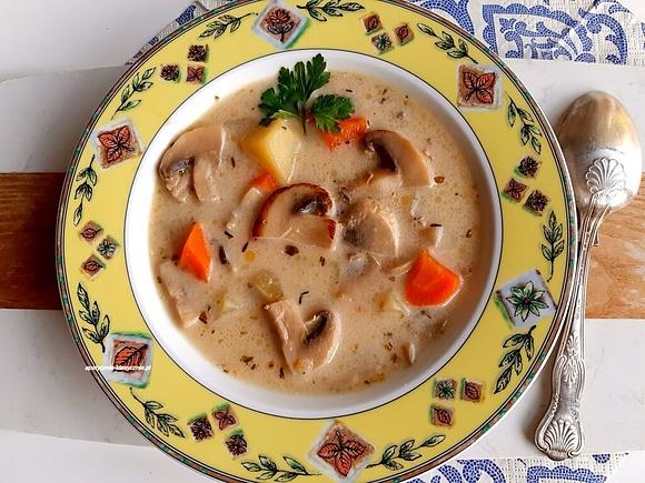 Zupa pieczarkowa z ziemniakami i marchewką