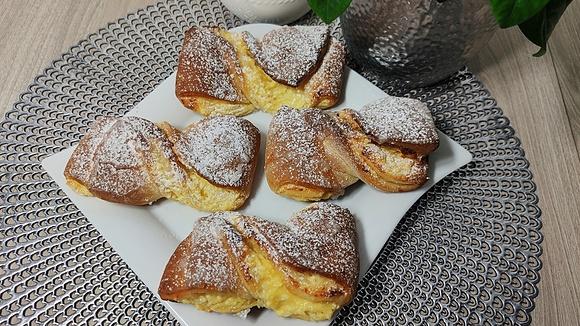 Zwijane drożdżówki z serem