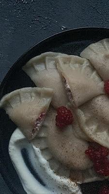 Pierogi z malinami i twarogiem