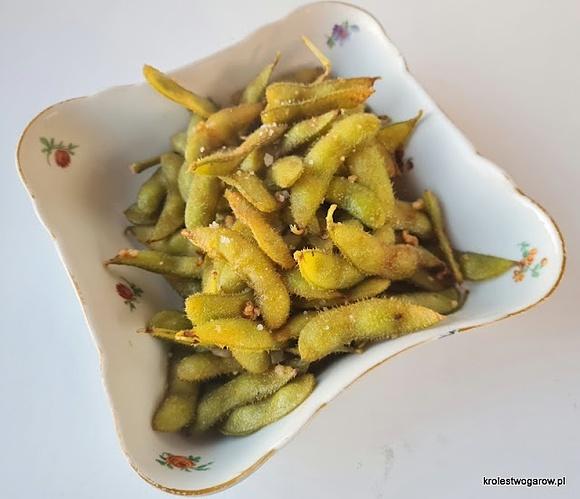 Edamame – młode sojowe strąki gotowane na parze