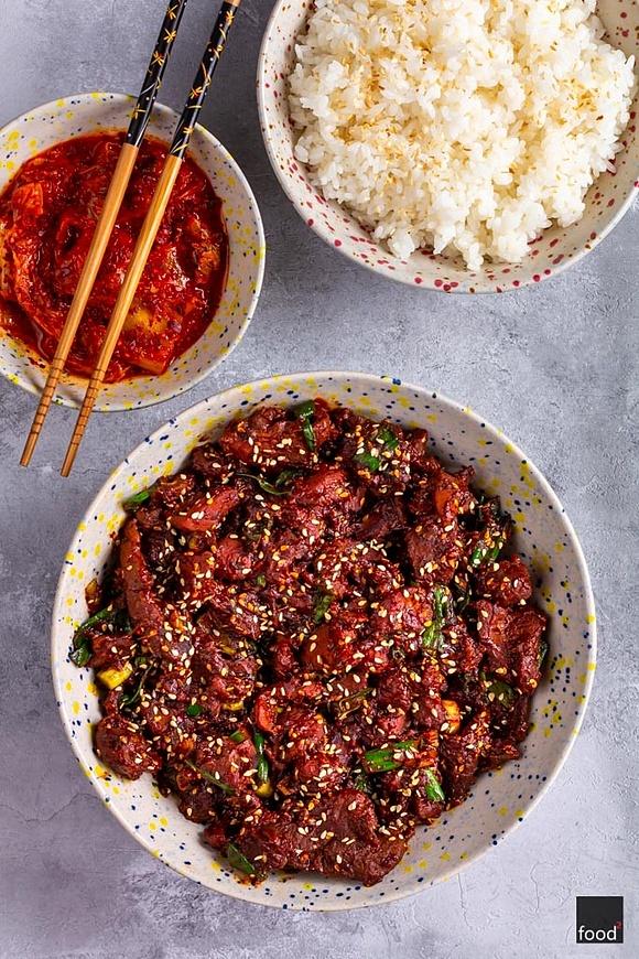 Jeyuk bokkeum – smażona pikantna wieprzowina po koreańsku