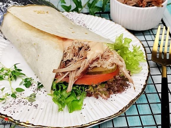 Tortilla z szarpaną karkówką i warzywami